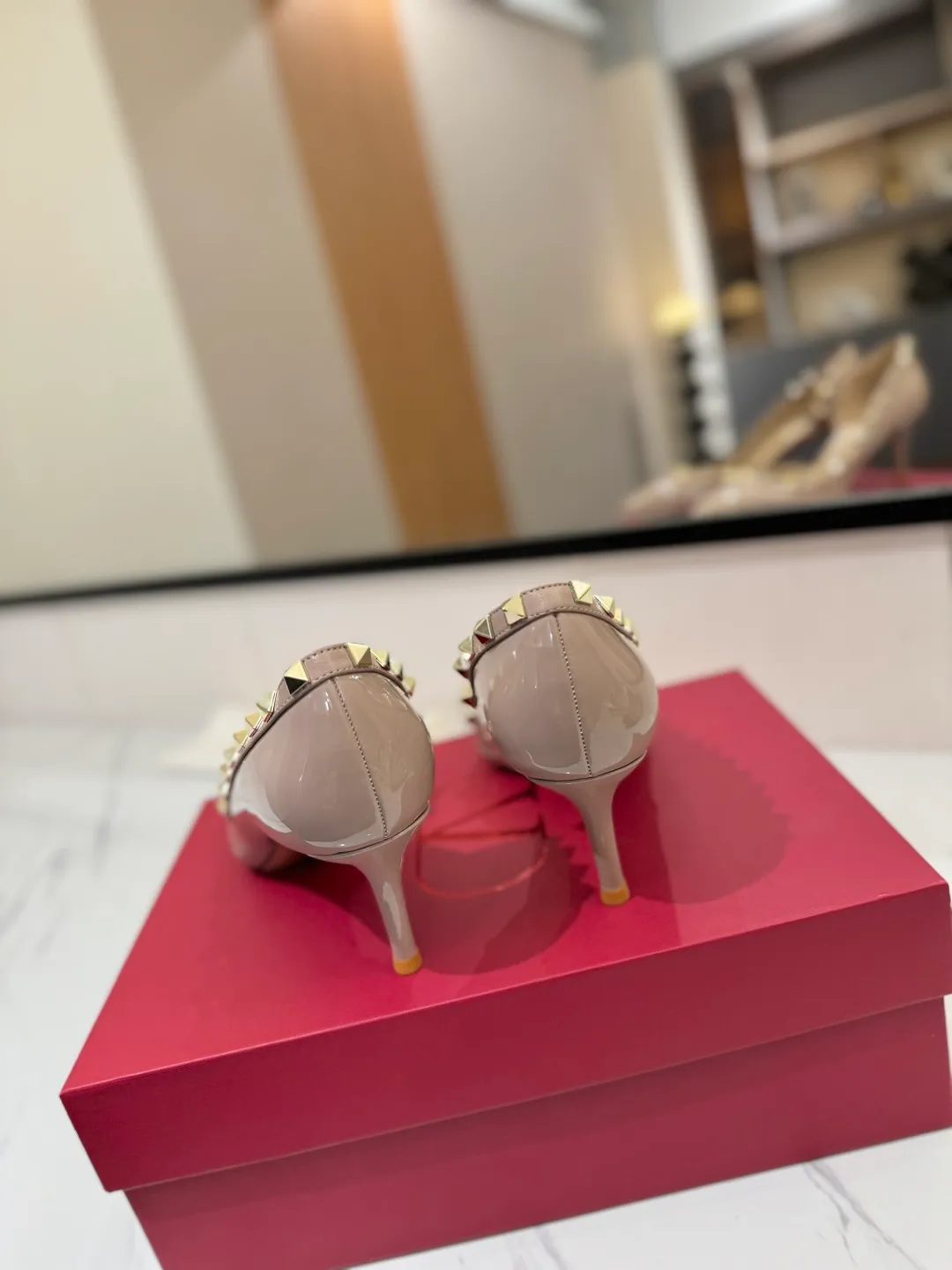 👟👟Ex-factory price 580👟👟 Valentino/Valentino rivet VT classic shoes, top replica! The side curves are perfect, the original molded custom-made rust-free rivets, and the textured hardware bring out a full sense of high-end, giving you a genuine foot feel! The first choice for high-end customers❤️ [Material] Upper: Original imported custom patent leather Lining: Original imported goatskin Outsole: Imported pearlescent leather outsole Heel height: 6.5CM Code number: 35-39 [34, 40, 41, 42 custom-made are not returnable]
